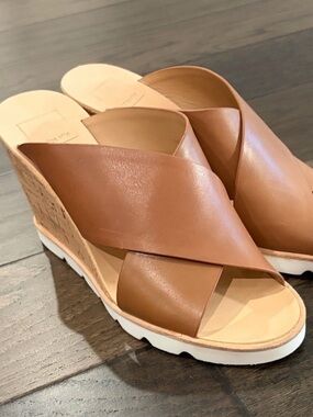 Dolce Vita sz7 Classic Crisscross Wedge Sandals in Tan